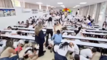 תלמידים בבית הספר 'מגינים' בקריית שמונה מתמגנים תחת שולחנות בעת אזעקה במהלך טקס שבועות (צילום מסך: רשתות חברתיות לפי סעיף 27א')