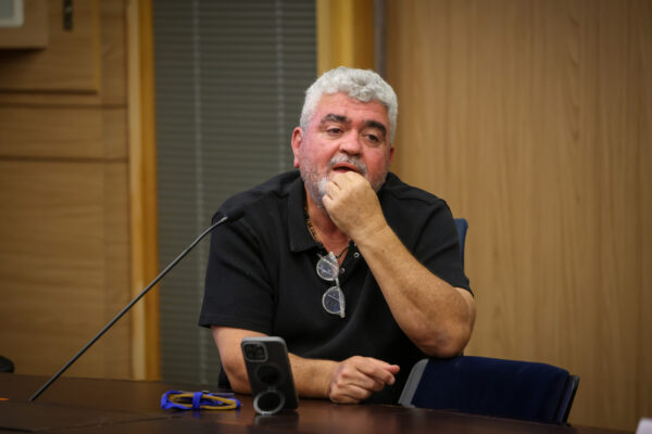 רמי בז'ה, יו"ר פורום העצמאים בהסתדרות בדיון על המשבר בענף התרבות בוועדת החינוך של הכנסת (צילום: נועם מושקוביץ/דוברות הכנסת)