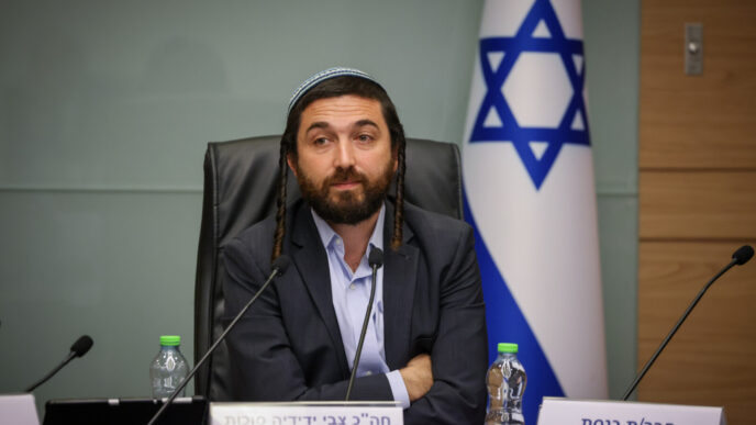 ח"כ צבי סוכות, יו"ר ועדת החינוך של הכנסת. ניסיון לחמוק מהייעוץ המשפטי שיפסול את החוק מראש, ויש סיבות טובות לכך (צילום: נועם מושקוביץ/דוברות הכנסת)