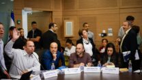 ח"כ גלעד קריב (מימין) נוטש את דיון ועדת החוקה במהלך ההצבעה (צילום: נועם מושקוביץ\דוברות הכנסת)