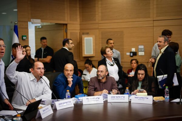 ח"כ גלעד קריב (מימין) נוטש את דיון ועדת החוקה במהלך ההצבעה (צילום: נועם מושקוביץ\דוברות הכנסת)