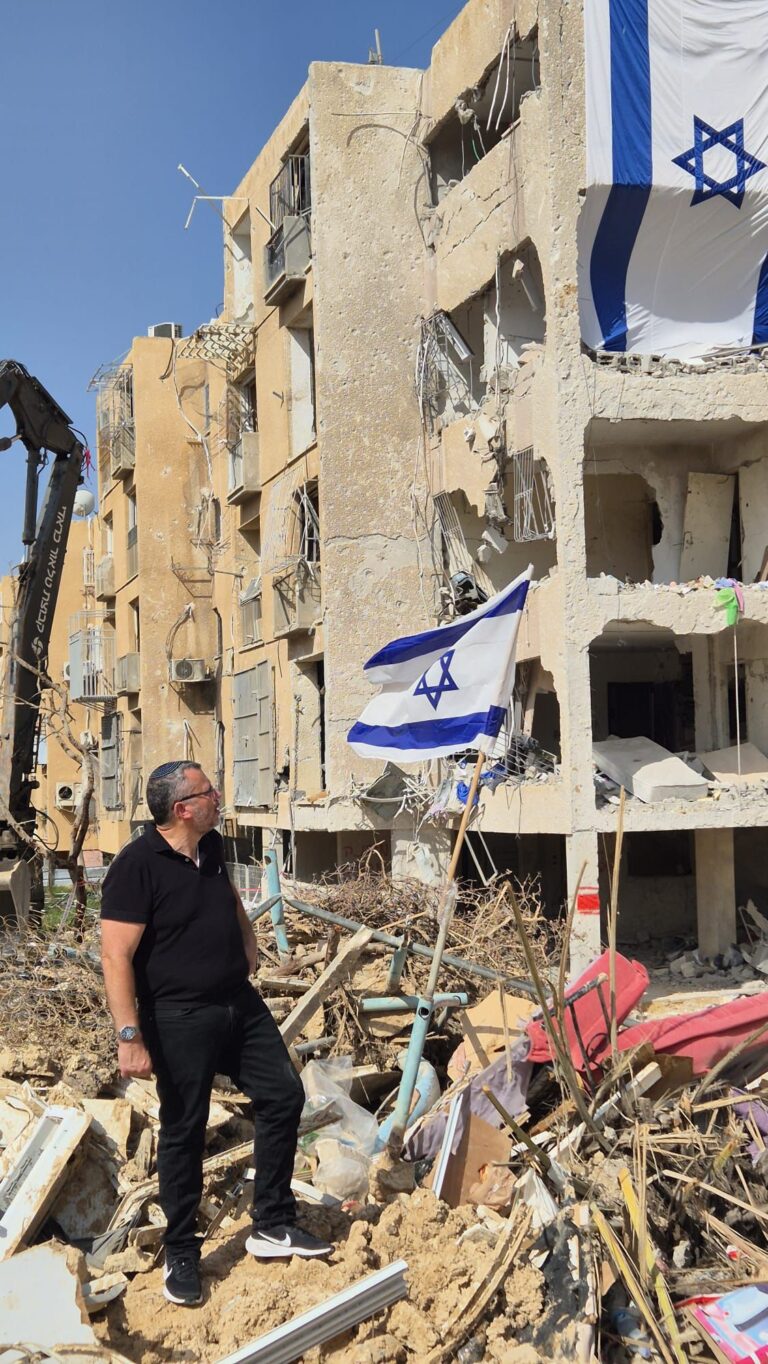 יאיר מעיין, ראש העיר בלב המתחם בערד. "תהליך השיקום אצלנו יתקצר משמונה שנים לארבע" (צילום: באדיבות העירייה)