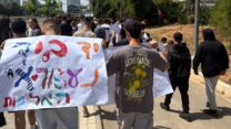 תלמידים בצעדה בתל אביב במחאה נגד אלימות בני נוער (צילום: מחאת הפיצה)