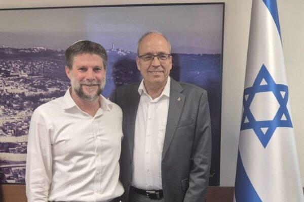 שר האוצר בצלאל סמוטריץ' ונשיא התאחדות התעשיינים אברהם (נובו) נובוגרוצקי (צילום: יובל לקח)
