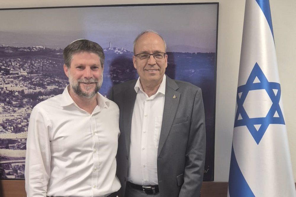שר האוצר בצלאל סמוטריץ' ונשיא התאחדות התעשיינים אברהם (נובו) נובוגרוצקי (צילום: יובל לקח)