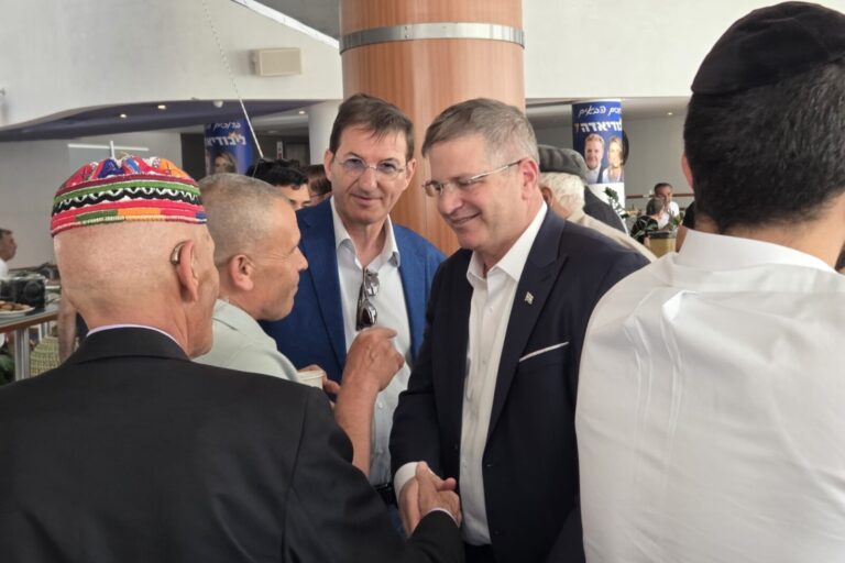 ח"כ ביסמוט ושר החינוך יואב קיש במפגש עם חברי המפלגה בליכודיאדה (צילום: אור גואטה)