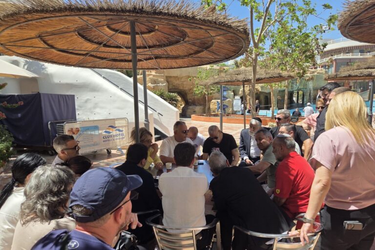 התכנסות של חברי המפלגה באזור הבריכה. "אנשים שילמו בשביל להיות בהמולה פה, לא לשבת בפאנל" (צילום: אור גואטה)