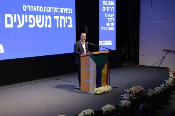 וג'די סרחאן בהכרזה על מפלגת 'ברית אחים' במע'אר (צילום: כינן הנו)