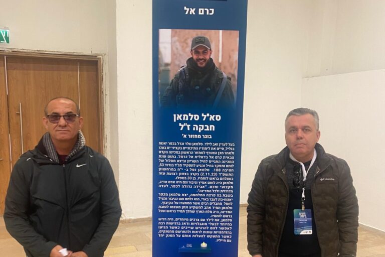 منير ماضي (من اليمين) مع وديع بيبار، إلى جانب لافتة الذكرى لليفتينانت كولونيل (المقدم) سلمان حبقة في الكلية التحضيرية العسكرية كيرم – إيل (تصوير : ألبوم خاص)