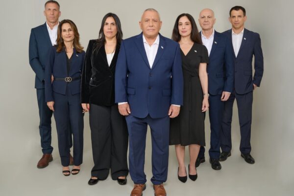 בכירי מפלגת "ישר!": גדי איזנקוט, יורם כהן, שאול מרידור, מתן כהנא, אורית פרקש הכהן, ענבר הרוש גיטי וענבר יחזקאלי (צילום: דוברות מפלגת "ישר!")