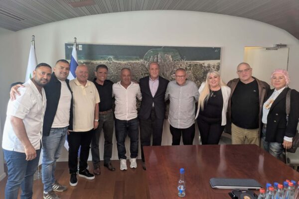 יו"ר ההסתדרות ארנון בר-דוד (רביעי מימין) בסיור במרחב אשדוד (צילום: ניצן צבי כהן)