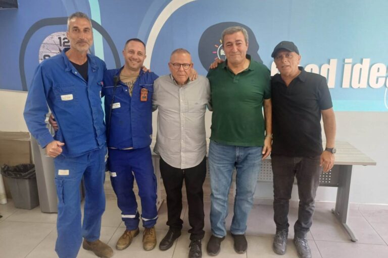 יו"ר ההסתדרות ארנון בר-דוד (במרכז) בסיור בבית הזיקוק באשדוד (צילום: אמיתי פרץ)
