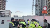 צוות מד"א בזירת תאונת עבודה בנתניה (צילום: תיעוד מבצעי מד"א)