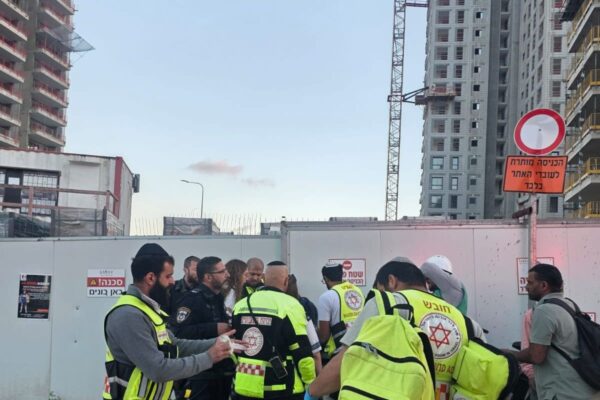 צוות מד"א בזירת תאונת עבודה בנתניה (צילום: תיעוד מבצעי מד"א)