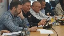 יו"ר ההסתדרות ארנון בר-דוד בפגישה שבה הוסכם על עקרונות להסכם קיבוצי בכבאות (צילום: דוברות ההסתדרות)