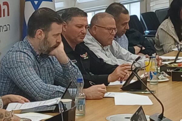 יו"ר ההסתדרות ארנון בר-דוד בפגישה שבה הוסכם על עקרונות להסכם קיבוצי בכבאות (צילום: דוברות ההסתדרות)