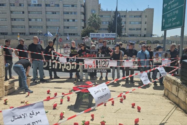 נציגי פורום משפחות הנרצחים בחברה הערבית בהנחת זרים במטה הארצי של המשטרה (צילום: עומדים ביחד)