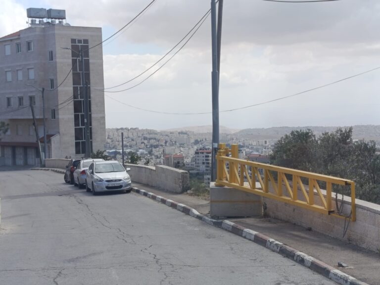 אחד ממחסומי הכניסה לבית ג'אלא (צילום: יניב שרון)
