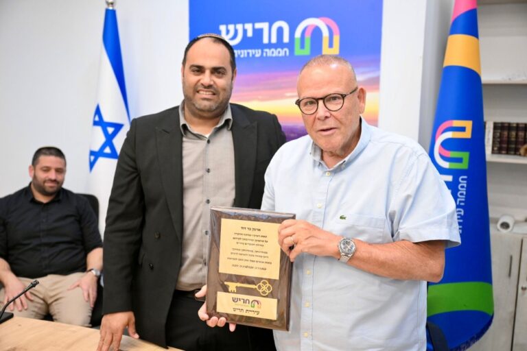 יו"ר ההסתדרות ארנון בר-דוד וראש עיריית חריש בפועל, יוחאי פרג'י, בחנוכת סניף ההסתדרות בחריש (צילום: קובי קואנקס)