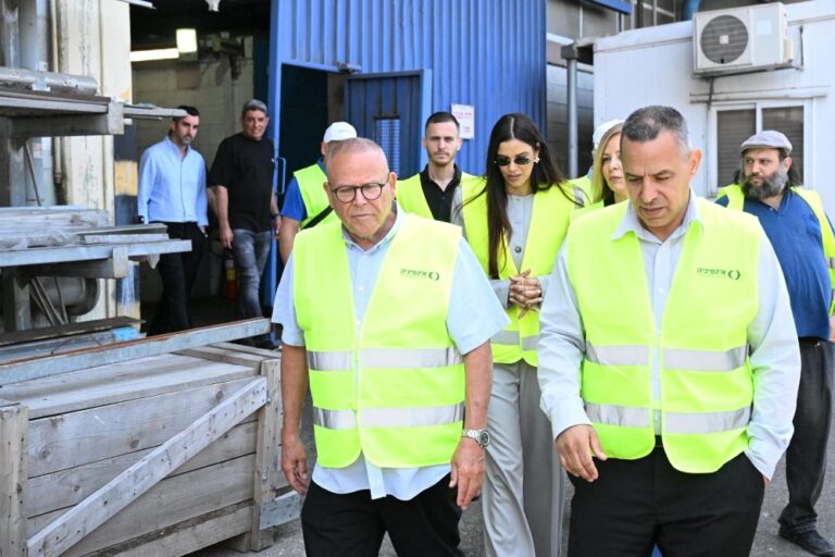 יו"ר ההסתדרות ארנון בר-דוד (משמאל) וממלא מקומו רועי יעקב (מימין9 בסיור במפעל הנייר אינפיניה בחדרה (צילום: קובי קואנקס)