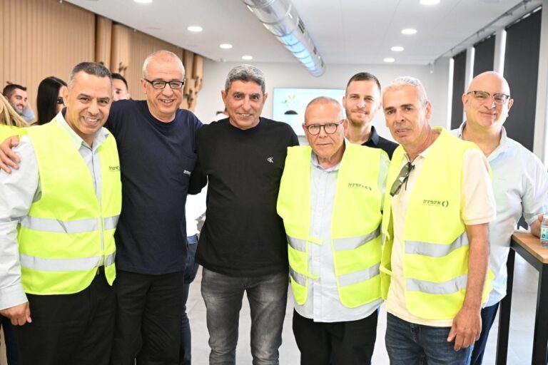 יו"ר ההסתדרות ארנון בר-דוד (שלישי מימין) בסיור במפעל הנייר אינפיניה בחדרה (צילום: קובי קואנקס)