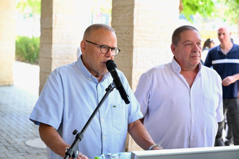 יו"ר ההסתדרות ארנון בר-דוד (משמאל) ומנהל סניף ההסתדרות בחריש, פיצ'י דובינר (צילום: קובי קואנקס)