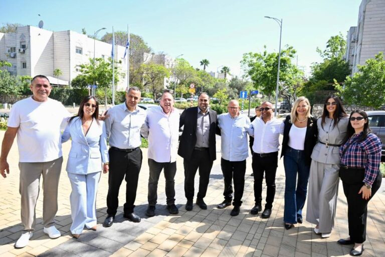 יו"ר ההסתדרות ארנון בר-דוד (חמישי מימין) וראש עיריית חריש בפועל יוחאי פרג'י (שישי מימין) בחנוכת סניף ההסתדרות בחריש (צילום: קובי קואנקס)