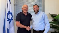 שר הבינוי והשיכון חיים כץ עם מנכ"ל רשות מקרקעי ישראל הנכנס יהודה אליהו (צילום: דוברות משרד הבינוי והשיכון)