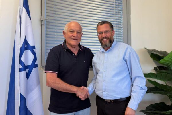 שר הבינוי והשיכון חיים כץ עם מנכ"ל רשות מקרקעי ישראל הנכנס יהודה אליהו (צילום: דוברות משרד הבינוי והשיכון)