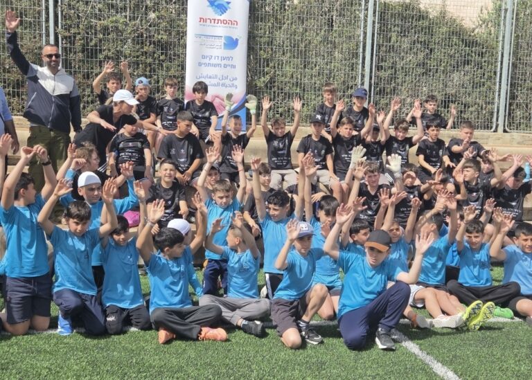משתתפי טורניר הכדורגל של המכון היהודי-ערבי של ההסתדרות חוגגים יחד בסיום האירוע (צילום: המכון היהודי ערבי של ההסתדרות)