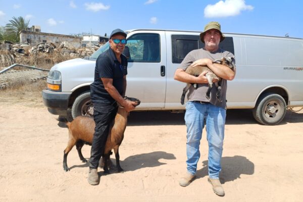 ניר חבר (מימין) בתפישת גדיים לא חוקית של יחידת הפיצו"ח (צילום: אלבום פרטי)