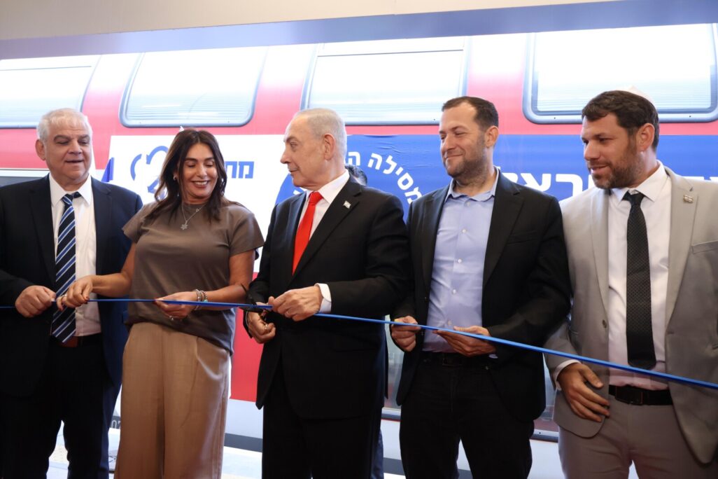 ראש הממשלה בנימין נתניהו ושרת התחבורה מירי רגב במעמד חנוכת המסילה המזרחית. העבודות על שני המקטעים מצויות באיחור (צילום: נתיבי ישראל) ראש הממשלה בנימין נתניהו ושרת התחבורה מירי רגב במעמד חנוכת המסילה המזרחית. העבודות על שני המקטעים מצויות באיחור (צילום: נתיבי ישראל)