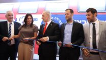 ראש הממשלה בנימין נתניהו ושרת התחבורה מירי רגב במעמד חנוכת המסילה המזרחית. העבודות על שני המקטעים מצויות באיחור (צילום: נתיבי ישראל)