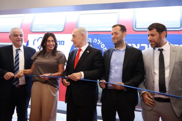 ראש הממשלה בנימין נתניהו ושרת התחבורה מירי רגב במעמד חנוכת המסילה המזרחית. העבודות על שני המקטעים מצויות באיחור (צילום: נתיבי ישראל)