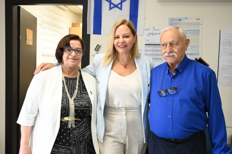 יו"ר מרחב מרכז הגליל בהסתדרות מולא נימר (מימין) יו"ר נעמת חגית פאר, ויו"ר נעמת במרחב גליל מרכזי נאדיה חמדאן (צילום: חיים בהר)
