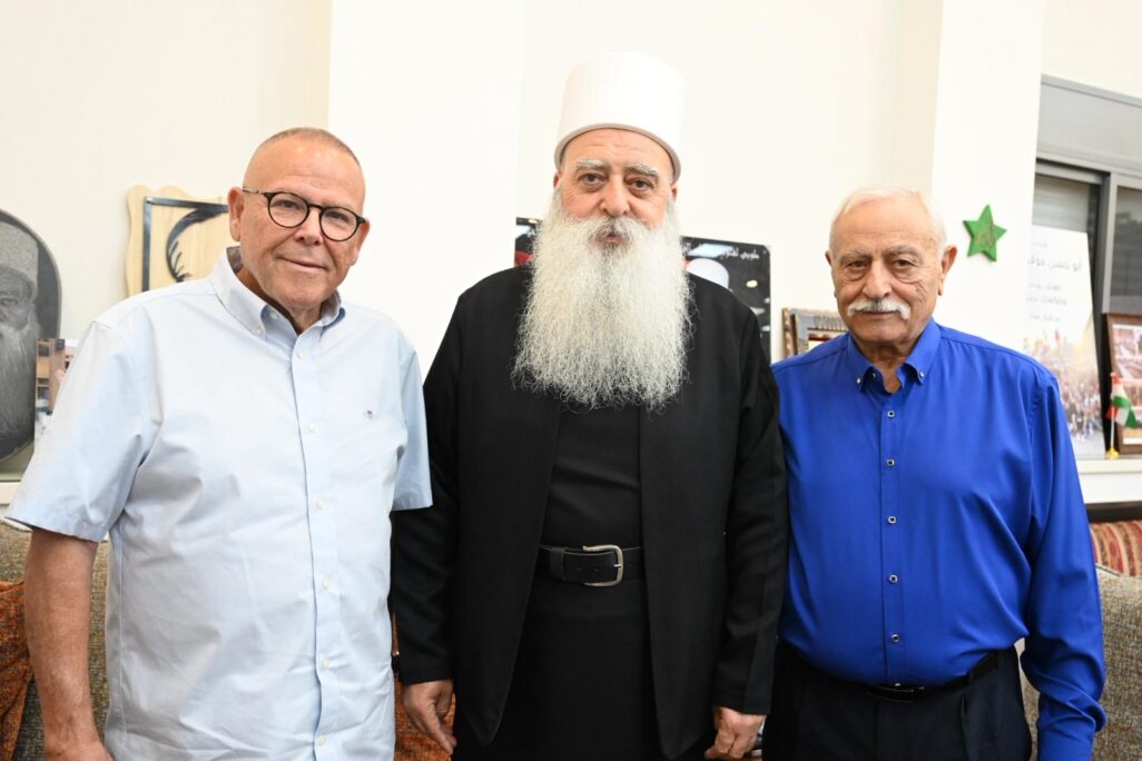 המנהיג הרוחני של העדה הדרוזית בישראל, שייח' מואפק טריף (במרכז), עם יו"ר ההסתדרות ארנון בר-דוד (משמאל) ויו"ר מרחב מרכז הגליל בהסתדרות, מולא נימר (צילום: חיים בהר)