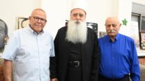 המנהיג הרוחני של העדה הדרוזית בישראל, שייח' מואפק טריף (במרכז), עם יו"ר ההסתדרות ארנון בר-דוד (משמאל) ויו"ר מרחב מרכז הגליל בהסתדרות, מולא נימר (צילום: חיים בהר)