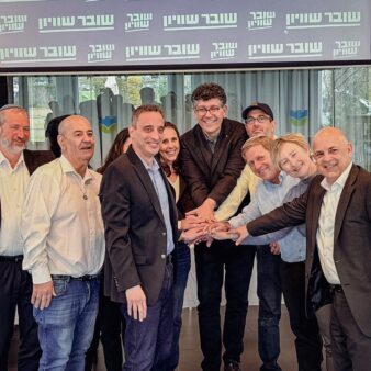 כנס של 'פורום שוויון' להשקת הצעה הפשרה לוועדת החקירה, פברואר 2026. "שני הצדדים רוצים חקירה אמיתית על סטרואידים" (צילום: 'פרו אסטרטגיה', עיבוד: 'דבר')
