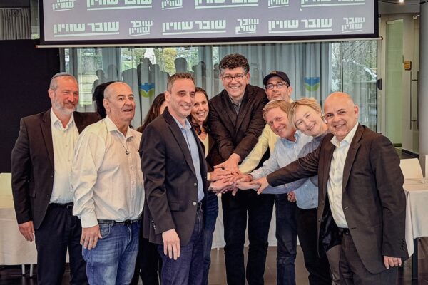 כנס של 'פורום שוויון' להשקת הצעה הפשרה לוועדת החקירה, פברואר 2026. "שני הצדדים רוצים חקירה אמיתית על סטרואידים" (צילום: 'פרו אסטרטגיה', עיבוד: 'דבר')