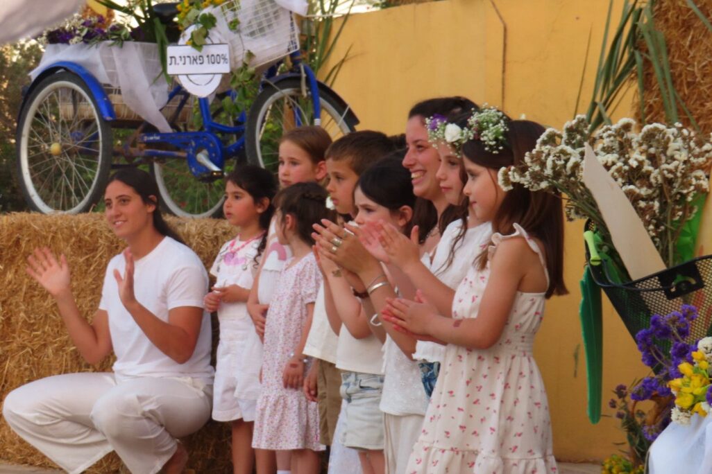 טקס שבועות במושב פארן בערבה התיכונה (צילום: מור קיסוס)