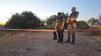 שוטרי מרחב שפלה בזירת המקרה בשטח פתוח במועצה האזורית גזר (צילום: דוברות המשטרה)