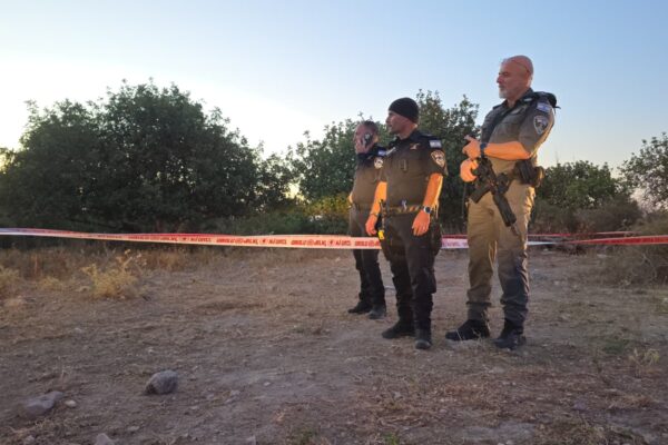 שוטרי מרחב שפלה בזירת המקרה בשטח פתוח במועצה האזורית גזר (צילום: דוברות המשטרה)