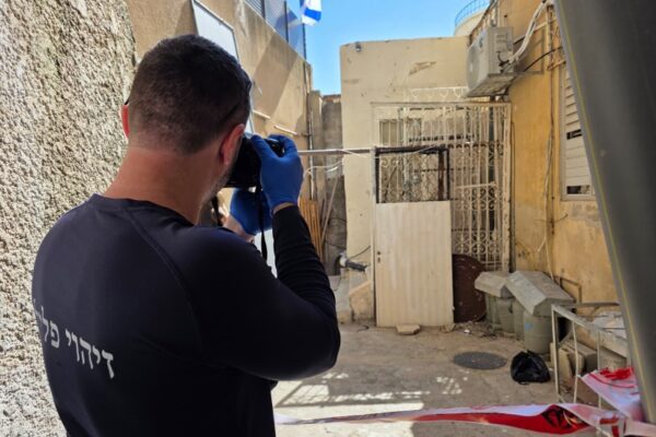 קרדיט: דוברות המשטרה, זירת האירוע (גופת אישה בשנות החמישים לחייה אותרה בדירה ברחוב ארלוזורוב בעיר חיפה)