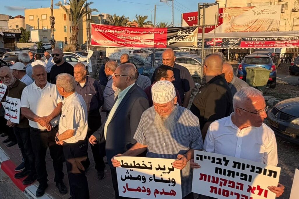תושבים בטייבה מפגינים נגד הפקעת קרקעות (צילום: שאכר בלעום)