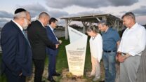 הנשיא יצחק הרצוג ואישתו מיכל בטקס באתר הזיכרון בחוף זיקים (צילום: בית הנשיא)