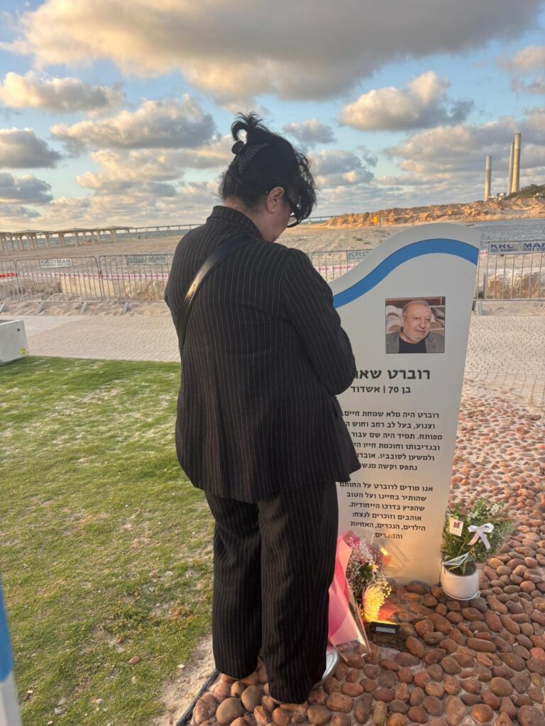 אינה אסלנוב, אלמנתו של דז'ון אסלנוב, ליד המצבה בחוף זיקים (צילום: אלבום פרטי)