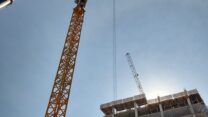 המנוף שממנו חולצו שני העובדים (צילום: כבאות והצלה לישראל)