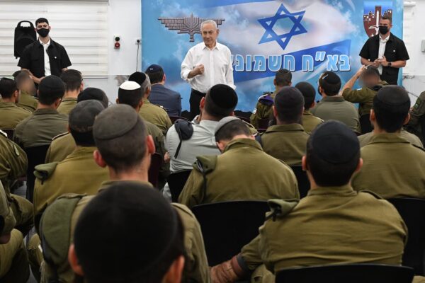 ראש הממשלה בנימין נתניהו בחטיבת החשמונאים (צילום: חיים צחלע"מ)