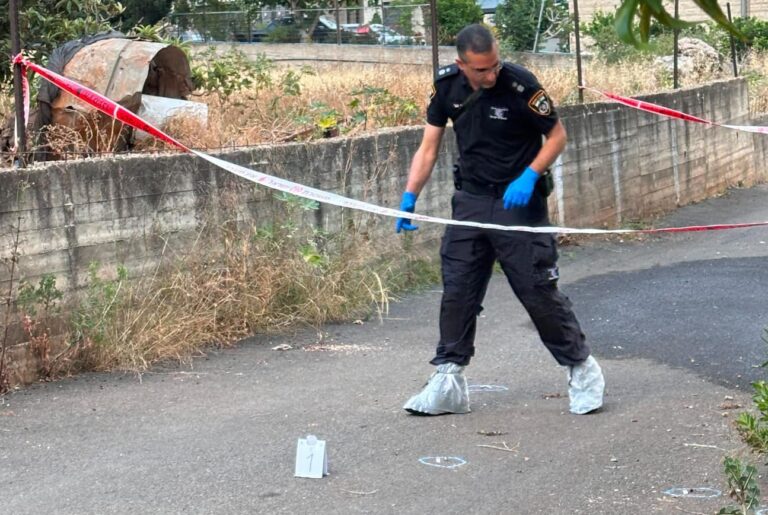 שוטר בזירת הרצח בירכא (צילום: דוברות המשטרה)