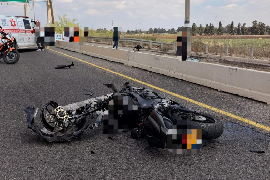 זירת תאונת הדרכים שבהם נהרג רוכב אופנוע, סמוך למחלף לוד (צילום: תיעוד מבצעי מד"א) זירת תאונת הדרכים שבהם נהרג רוכב אופנוע, סמוך למחלף לוד (צילום: תיעוד מבצעי מד"א)